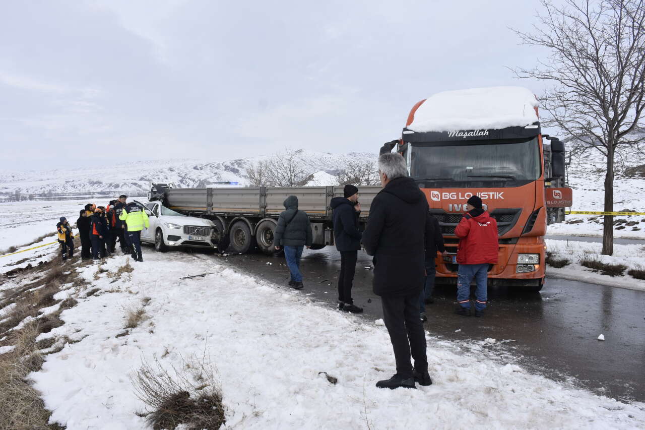 OSB yolunda TIR’a çarpan otomobilden büyük acı çıktı! İş adamı Ahmet Yasak öldü 13